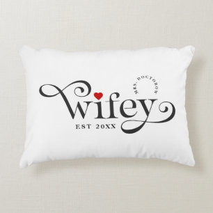 Wifey Elegant Typografie Hochzeitstag Dekokissen