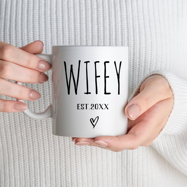 Wifey Est 2024 Ankündigung für Hochzeit Kaffeetasse (Von Creator hochgeladen)