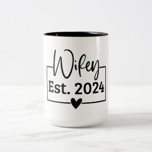 Wifey Est 2024 Schwarzes Script neu Personalisiert Zweifarbige Tasse