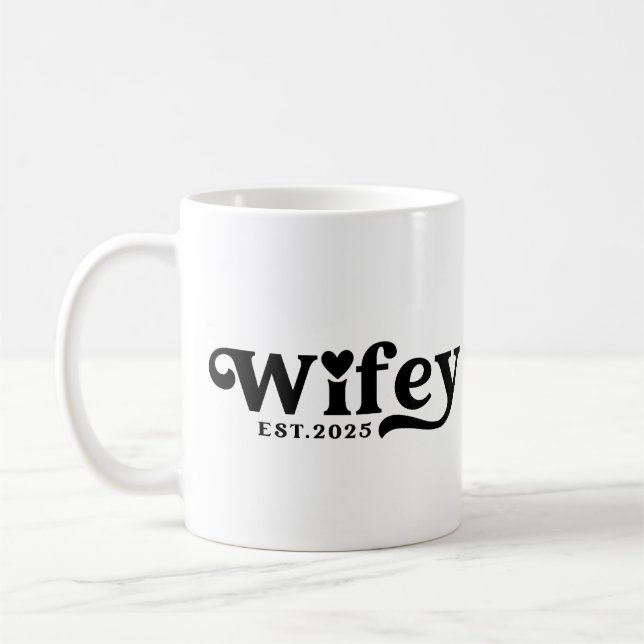 Wifey Est 2025 Kaffeetasse (Links)