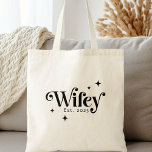 Wifey Est Jahr jedes farbenfrohe Retro-Schriftart Tragetasche<br><div class="desc">Tasche mit dem Text "wifey" in einem eleganten Retro-Display Schriftart,  zusammen mit Retro-Sternen und dem Namen oder Jahr unten.</div>