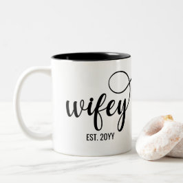 Wifey Est | Personalisierte Geschenke für Ehefrau  Zweifarbige Tasse