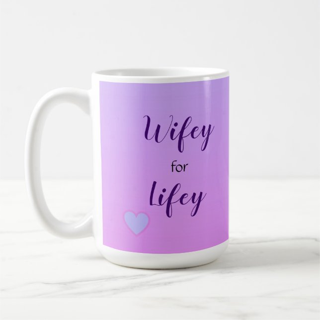 Wifey for Lifey Pink and Lilac Obmre Background Kaffeetasse (Links)
