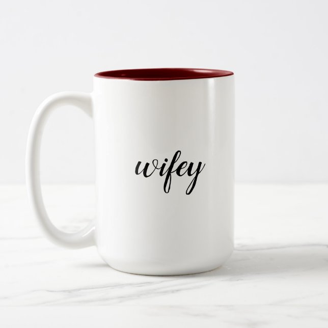 Wifey Hochzeit Zweifarbige Tasse (Links)