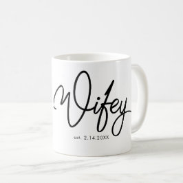 Wifey im extravaganten Schriftart mit Datum Tasse