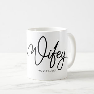 Wifey im extravaganten Schriftart mit Datum Tasse