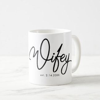 Wifey im extravaganten Schriftart mit Datum Tasse