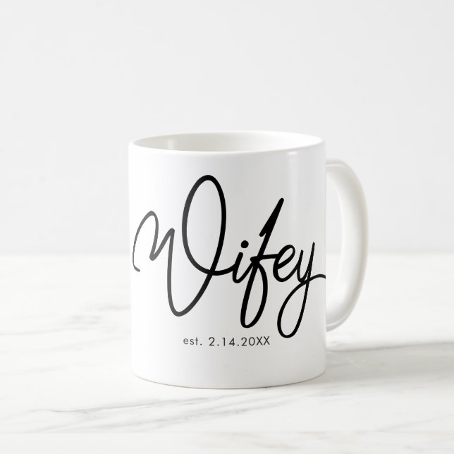 Wifey im extravaganten Schriftart mit Datum Tasse (VorderseiteRechts)