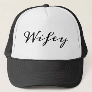 Wifey im extravaganten Schriftart Truckerkappe