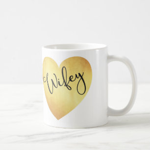 wifey Kalligraphie-Tasse mit Goldfolienherzen Kaffeetasse