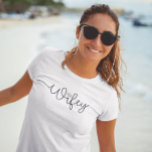 Wifey Modern Black Script Diamond T-Shirt<br><div class="desc">Modernes Drehheft mit dem Diamanten über dem i für den Junggeselinnen-Abschied,  das Brautparty oder zukünftige Frau Geschenk.</div>