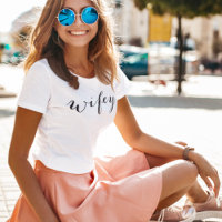Wifey Modern Black Script White Frauen