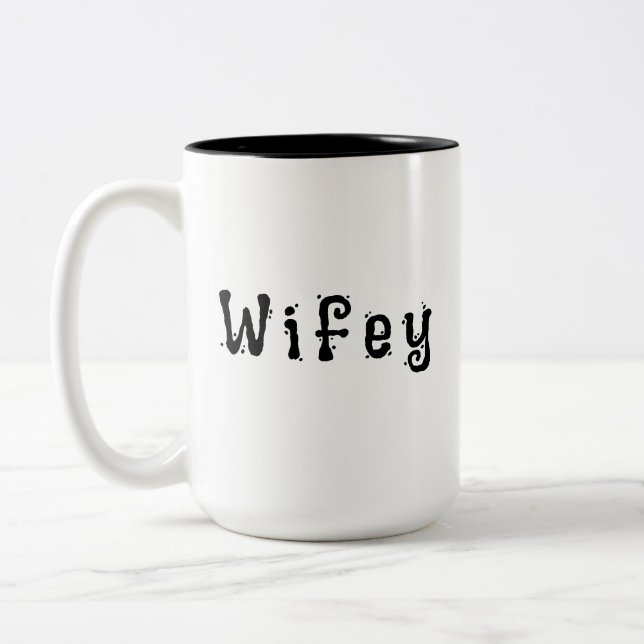 Wifey Modern Black Script White Frauen Zweifarbige Tasse (Links)
