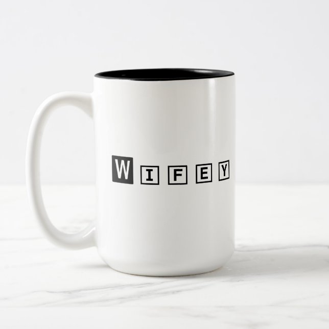 Wifey Modern Black Script White Frauen Zweifarbige Tasse (Links)