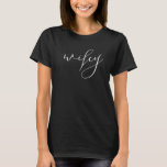 Wifey Modern Black Script White Womens T - Shirt<br><div class="desc">Wifey Modern Black Script White Womens T - Shirt Niedliches und einfaches "wifey" Shirt in einem modernen schwarzen Skript. Macht ein großartiges Brautparty,  Junggeselinnen-Abschied oder Hochzeitsgeschenk für die Zukunft Frau!</div>