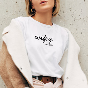 Wifey Modern Minimalistisch Script Personalisiert  T-Shirt