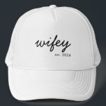 Wifey Modern Minimalistisch Script Personalisiert  Truckerkappe<br><div class="desc">Mit diesem personalisierten Hut kreieren Sie ein individuelles Geschenk für die frisch verheiratete Braut.</div>