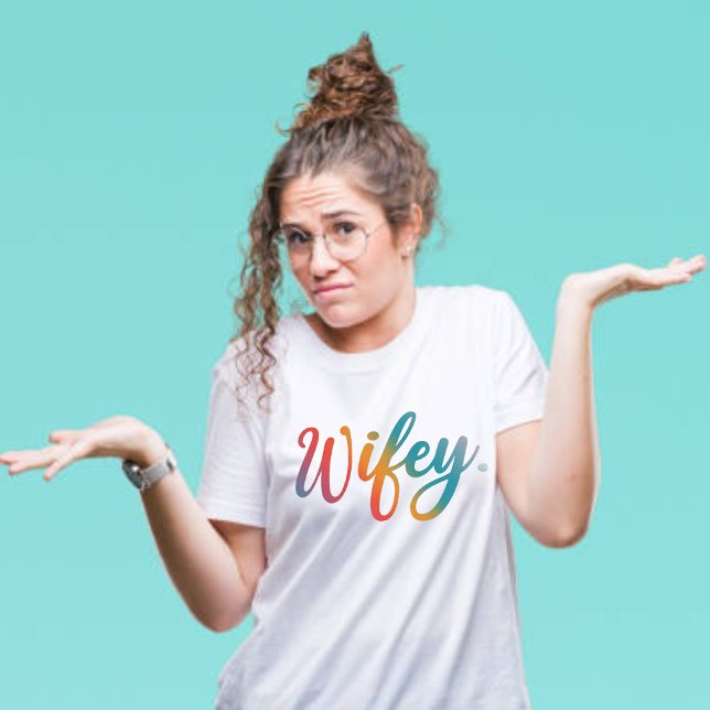 Wifey Modern Multicolor Script White Womens T-Shirt (Von Creator hochgeladen)