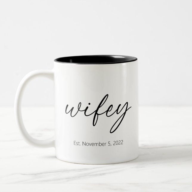 Wifey New Wedding Geschenk mit feststehendem Datum Zweifarbige Tasse (Links)