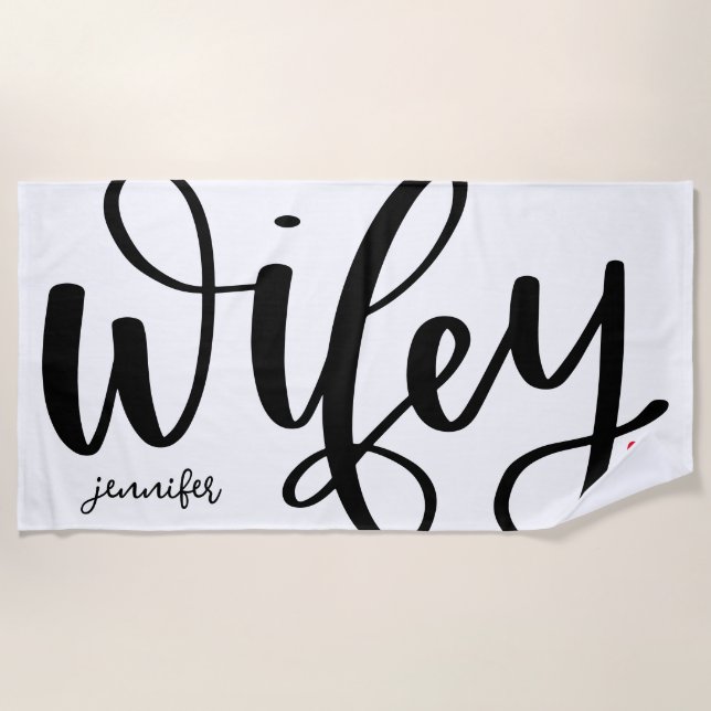 Wifey Newlywed Typografie Design Strandtuch (Vorderseite)