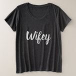 Wifey Plus Size T - Shirt<br><div class="desc">Schönes graues Shirt mit dem Text "Wifey". Super komfortabel und kombiniert großartig mit einer Jeans oder Leggings. Ideal für Hochzeitsvorbereitungen,  Flitterwochen oder als Überraschung für Ihre Ehefrau oder Ihren Ehemann.</div>