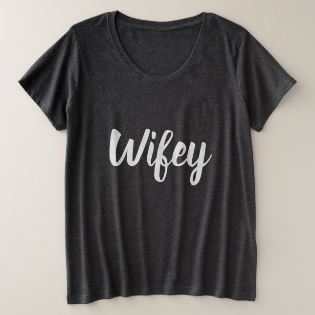 Wifey Plus Size T - Shirt (Design vorne)