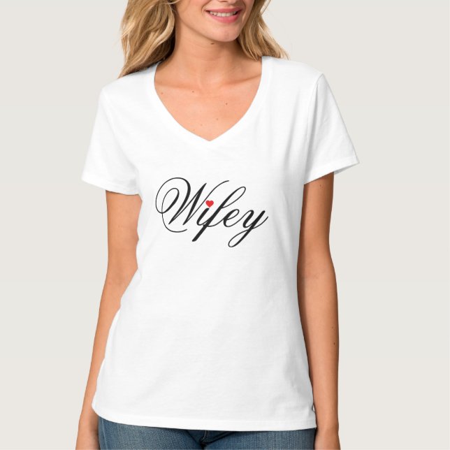 Wifey roter Herz-T - Shirt V-Hals (Vorderseite)