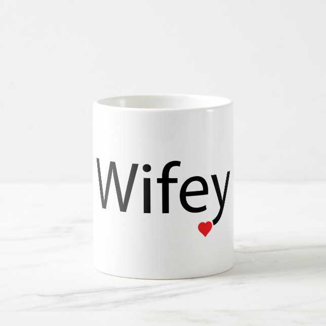 Wifey - Schwarz/Weiß 11 oz Morphing Tasse (Mittel)