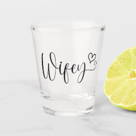 Wifey-Typografie mit Herz Schnapsglas