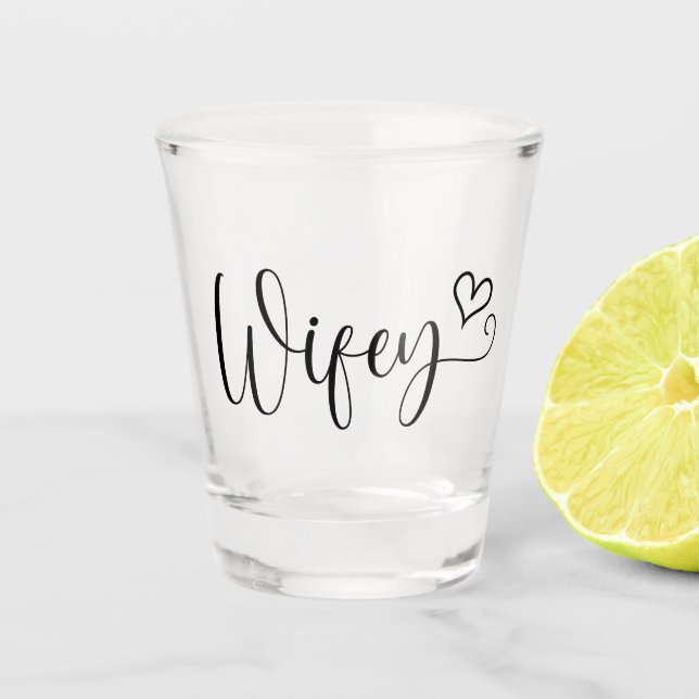 Wifey-Typografie mit Herz Schnapsglas (Vorderseite)