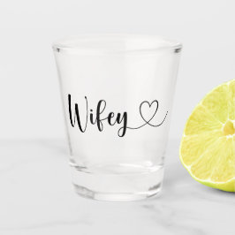 Wifey-Typografie mit Herz Schnapsglas