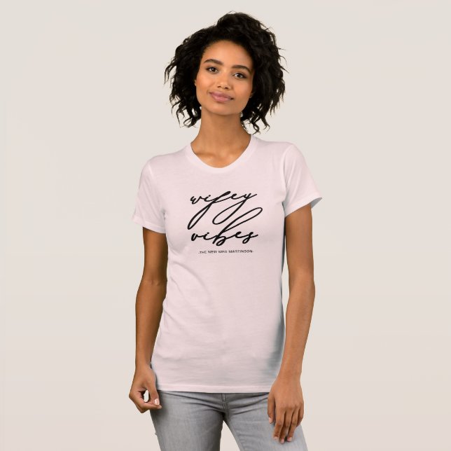 Wifey Vibes Rosa und Schwarz mit Namen T-Shirt (Vorne ganz)
