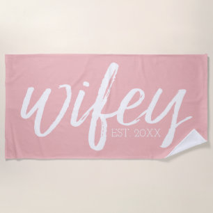 Wifey - Whimsikkalligraphie für die Bride Strandtuch