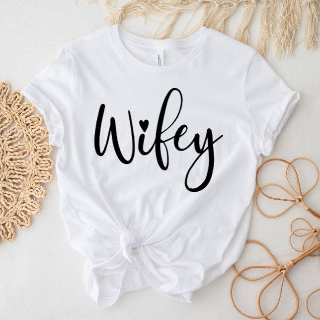 Wifey White Modern Black Script Womens T - Shirt (Von Creator hochgeladen)