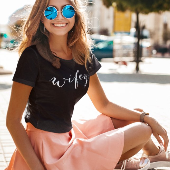 Wifey White Modern White Script Black Frauen T-Shirt (Von Creator hochgeladen)