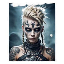 Wikinger-Kriegerin mit Runentattoo und Kriegszeich