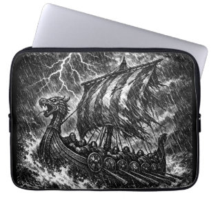 Wikinger-Langschiff im Sturm — Ink Saga Art Laptopschutzhülle