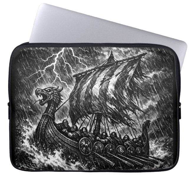 Wikinger-Langschiff im Sturm — Ink Saga Art Laptopschutzhülle (Vorderseite)