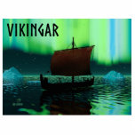 Wikingschiff unter Nordlicht Fotoskulptur Magnet<br><div class="desc">Ein leicht stilisiertes Bild eines Viking Langschiffs,  das nachts unter den Nordlichter segelt. Es gibt ein paar Eisberge; der Großteil der Crew ist eingeschlafen. Text liest "VIKINGAR" (Wikings) wird ebenfalls angezeigt.</div>