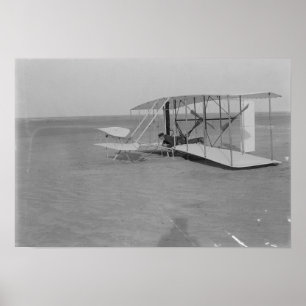 Wilbur Wright in beschädigtem Flugzeug nach Poster