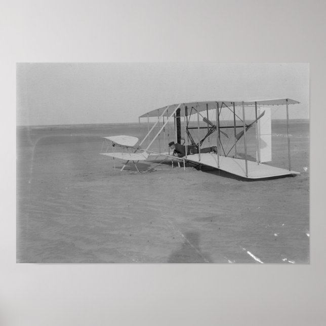 Wilbur Wright in beschädigtem Flugzeug nach Poster (Vorne)