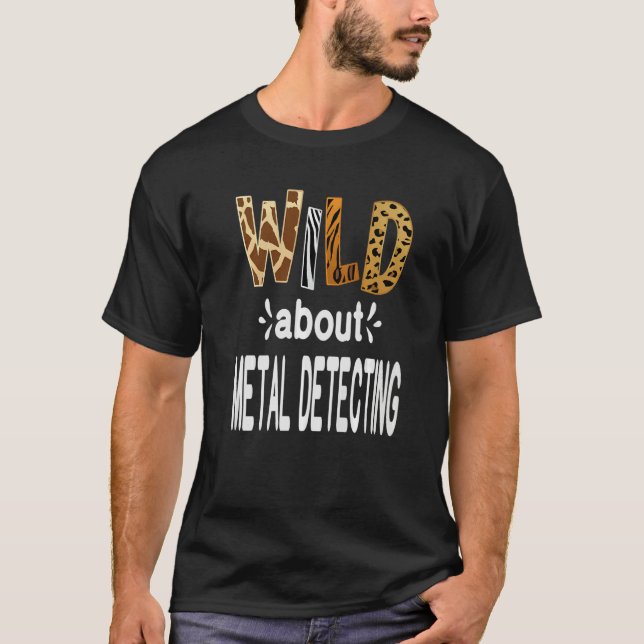 Wild About Metal Detecting   T-Shirt (Vorderseite)
