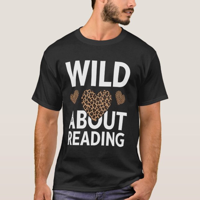 Wild About Reading - Leopard Heart Design T-Shirt (Vorderseite)