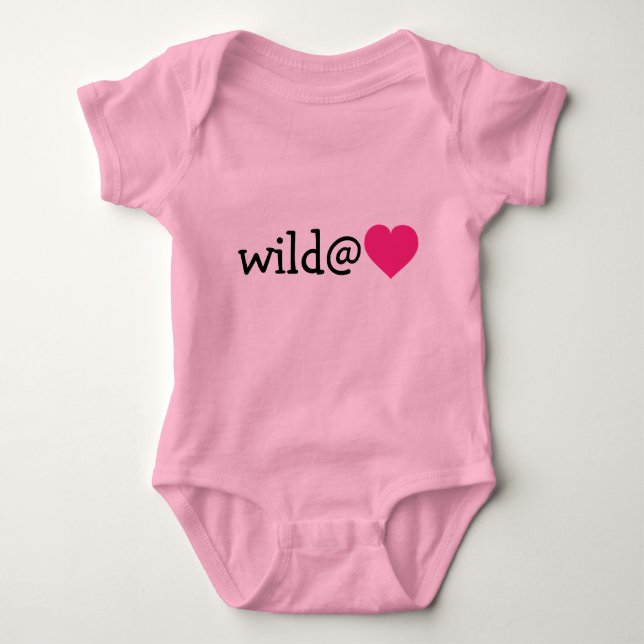 Wild am Herzen - Hot PInk Herz Baby Strampler (Vorderseite)
