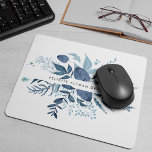 Wild Azure | Blaues botanisches Personalisiert Mousepad<br><div class="desc">Das elegante botanische Logo-Mousepad-Design zeichnet sich durch Ihren Namen und/oder Geschäftsnamen aus,  der durch eine weitläufige Wasserfarbe in winterblauen Schattierungen,  Schiefer und Maisblumen gerahmt ist. Entworfen,  um unsere Wild Azure Kollektion zu passen.</div>