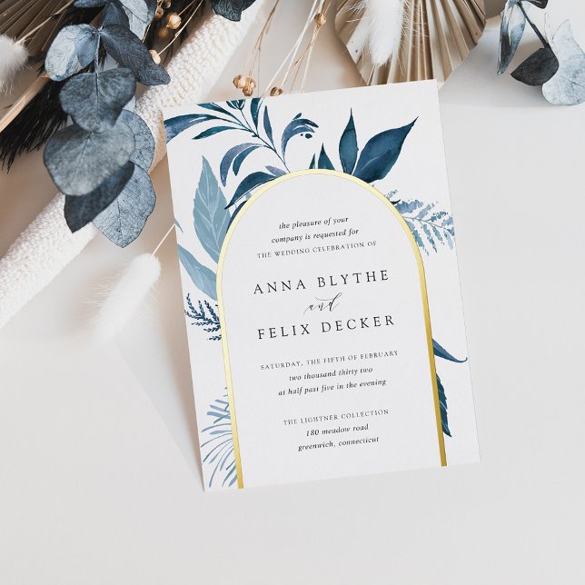 Wild Azure Blue Botanical Arch Wedding Folieneinladung (Von Creator hochgeladen)