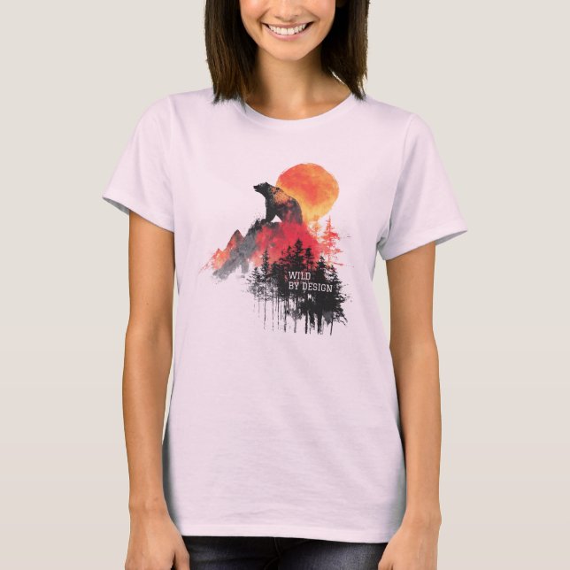 Wild by Design – Abstract Bear & Mountain Wilderne T-Shirt (Vorderseite)