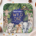 Wild ein Navy Blue Safari Dschungel 1. Geburtstag Pappteller<br><div class="desc">Feiern Sie mit unserem "Wild One Safari Animals Jungle Boy 1st Birthday Paper Tellers" die erste Sonnenstraße Ihres kleinen Jungen und machen Sie sich eine Touch Abenteuer zu Ihrem Geburtstagsbash. Jeder Teller ist exquisit mit einem zauberhaften Ensemble von Safari-Tieren in Aquarelltönen gestaltet, darunter eine Giraffe, Löwe, Schimpanse, Zebra, Tiger, Marmelade...</div>