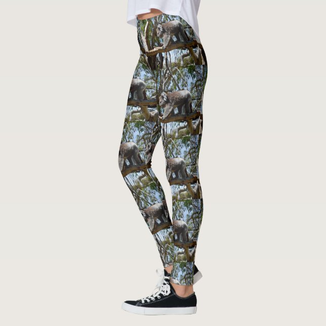 Wild-Koala-Bär, der auf einem Baumzweig spaziert, Leggings (Links)