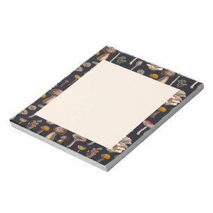 Wild Mushrooms auf grafischem schwarzem Notebook Notizblock